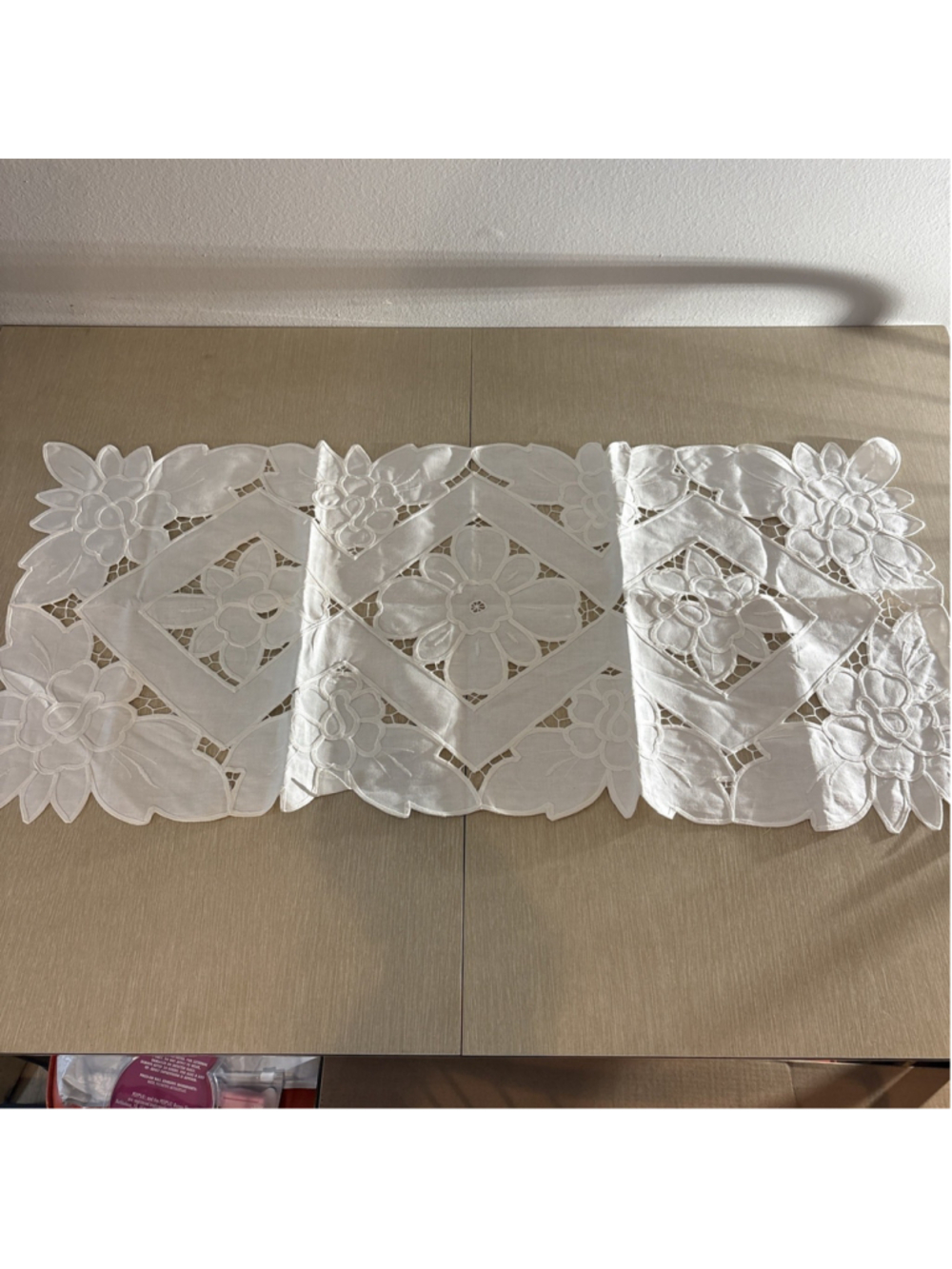 Vtg White Linen Table Runner w/ Floral Embroidered Cutwork & Scalloped Edge 1176 - Picture 2 of 8